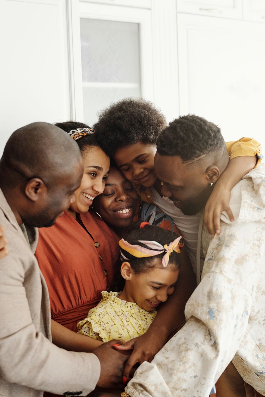 Família abraçada e sorrindo