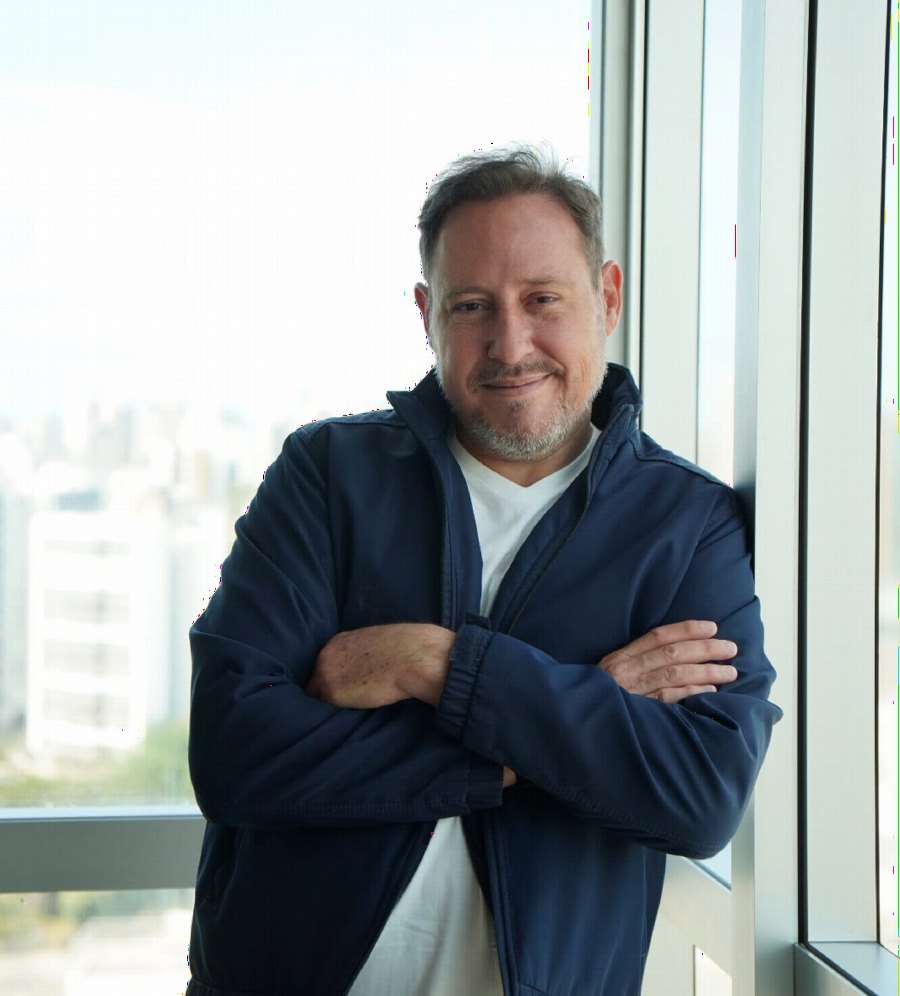 Rodrigo Campelo, fundador da NEF Seguros, sorrindo de braços cruzados