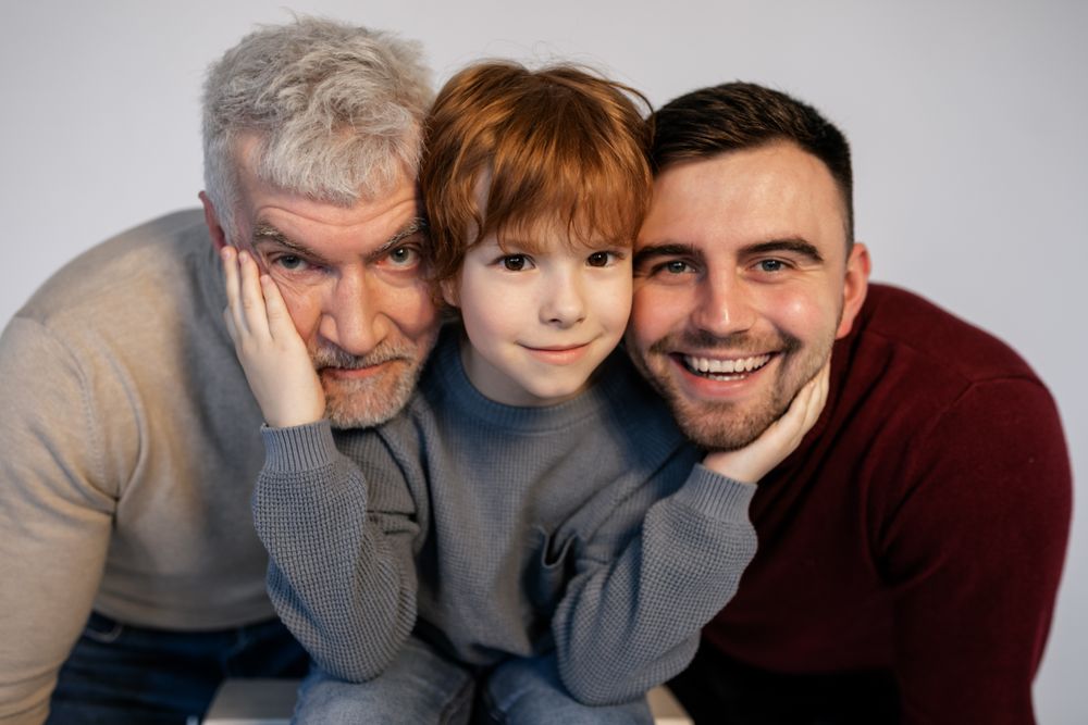 Avô, pai e filho sorrindo juntos